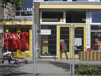 Imagen de una escuela que ha reabierto en La Haya (Holanda).