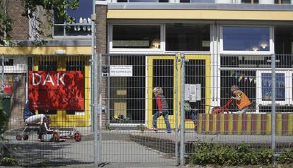 Imagen de una escuela que ha reabierto en La Haya (Holanda).