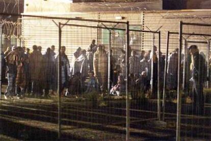 Los presos aguardan su traslado en el centro de detención del aeropuerto de Amsterdam.
