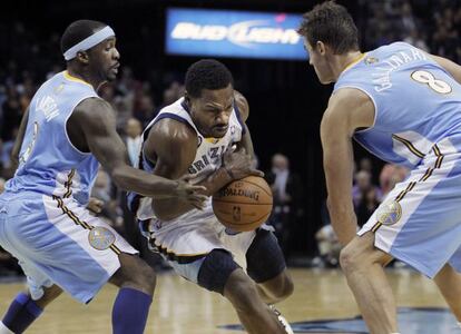 Tony Allen es flanqueado por los jugadores de los Denver Nuggets' Ty Lawson y Danilo Gallinari.