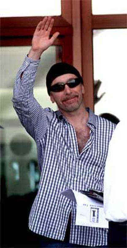 The Edge, el guitarrista de la banda, saluda a sus admiradores.