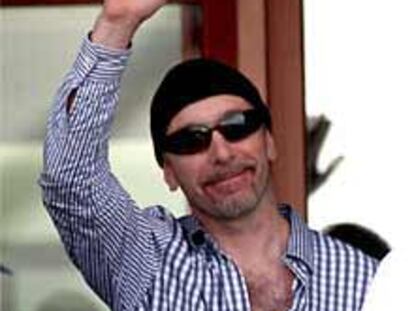 The Edge, el guitarrista de la banda, saluda a sus admiradores.