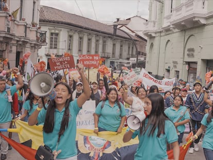 Marchan nueve niñas de Sucumbíos y Orellana, en la Amazonía de Ecuador, para exigir reparaciones a sus comunidades afectadas por la extracción petrolera.