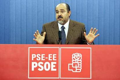 El portavoz del PSE en Álava, Juan Carlos Prieto, anuncia el veto a la fusión de las cajas vascas.