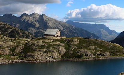 Refugio e ibón de Bachimaña, en el Pirineo aragonés.