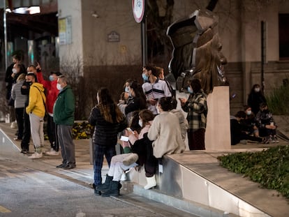 Vecinos de Granada en la avenida de la Constitución, en el centro de la ciudad, en la madrugada de este martes.