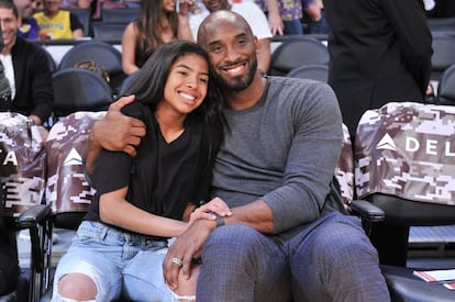 Kobe Bryant abraza a su hija Gianna Bryant (también fallecida en el accidente de helicóptero), durante un partido de Los Angeles Lakers, el 17 de noviembre de 2019.