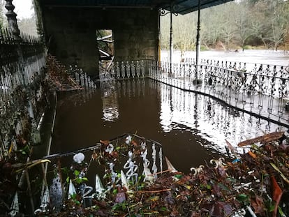 Fonte de Troncoso, obra de Antonio Palacios en Mondariz Balneario, arrasada por la riada.