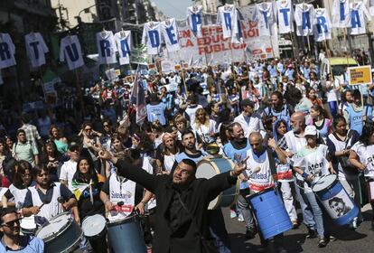 Os sindicatos docentes marcham por Buenos Aires.