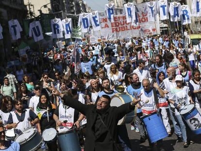 Os sindicatos docentes marcham por Buenos Aires.