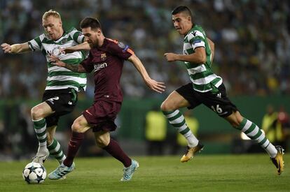 El jugador del Barcelona, Leo Messi, controla el balón ante el defensa del Sporting, Jeremy Mathieu, en una acción del partido.