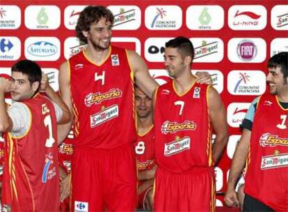 Pau Gasol y Juan Carlos Navarro  bromean con los hermanos Muñoz del grupo musical Estopa