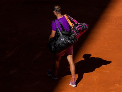 Rafa Nadal abandona la pista tras perder contra el alemán Alexander Zverev en los cuartos del Mutua Madrid Open.