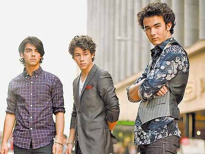 Joe, Nick y Kevin Jonas, parando el tráfico en Nueva York en su nueva película.