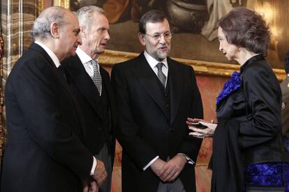 La Reina conversa con el presidente del Gobierno, Mariano Rajoy, y con los ministros Morenés y Fernández Díaz.