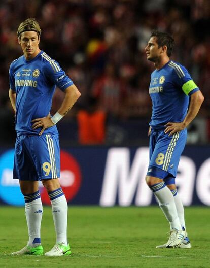 Fernando Torres y Lampard se lamentan después de uno de los goles.