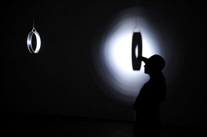 Un visitante de Art Basel junto a la obra 'Your space embracer' de Olafur Eliasson.