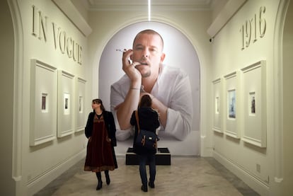 La exposición 'Vogue 100: A Century of Style' en la National Portrait Gallery de Londres está presidida por un gran retrato de de Alexander McQueen, el gran diseñador fallecido.