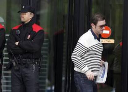 El secretario general del PSN, Roberto Jiménez, a su llegada hoy al Palacio de Justicia de Navarra donde ha sido citado por la juez María Paz Benito para declarar en calidad de testigo en la causa que se instruye por el cobro de dietas dobles y triples en Caja Navarra.