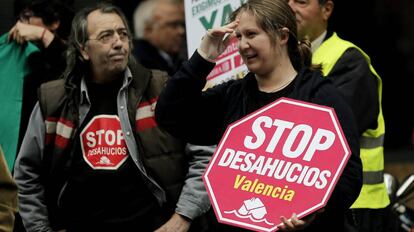 Miembros de la Plataforma de Afectados por la Hipoteca (PAH) durante una concentraci&oacute;n en Valencia.