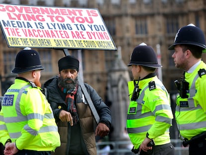 Un antivacunas habla con un grupo de policías el pasado 17 de febrero en Londres, Inglaterra.