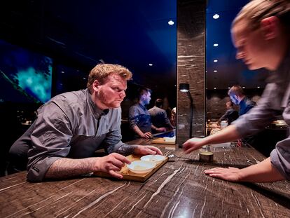 Rasmus Munk, jefe de cocina y copropietario del restaurante Alchemist, en Copenhague (Dinamarca).