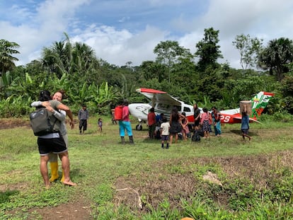 Turistas y locales junto a la avioneta que trae gente a esta comunidad en la Amazonía.