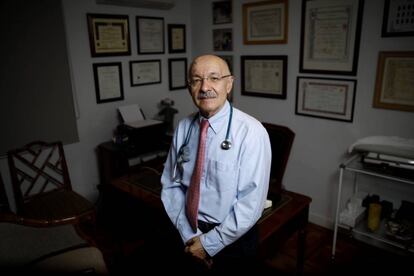 Juan Casado, médico pediatra, en su consulta privada de su casa en Majadahonda (Madrid).