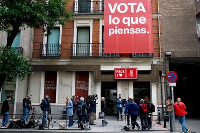 Periodistas en el exterior de la sede del PSOE en la calle Ferraz de Madrid, donde se reunió la dirección del partido para analizar los resultados del 28-M.