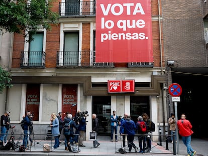 Periodistas en el exterior de la sede del PSOE en la calle Ferraz de Madrid, donde se reunió la dirección del partido para analizar los resultados del 28-M.