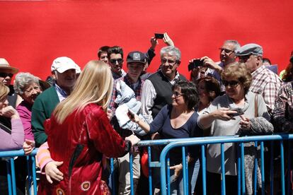 La presidenta de la Comunidad de Madrid Cristina Cifuentes saluda al público congregado en la Puerta del Sol.