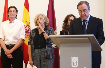 Manuela Carmena pide silencio a los asistentes durante el discurso de Florentino Pérez