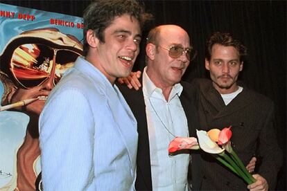 Thompson, junto a Benicio del Toro y Johnny Depp, actores de la adpatación al cine de &#39;Fear and Loathing in Las Vegas&#39;.