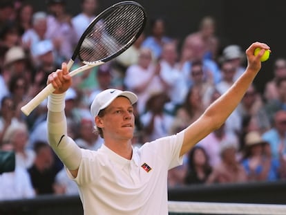 Jannik Sinner celebra el pase a la final de Wimbledon tras vencer a Novak Djokovic en semifinales.
