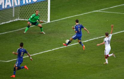 Gonzalo Higuain marca el gol que ha sido anulado por fuera de juego.