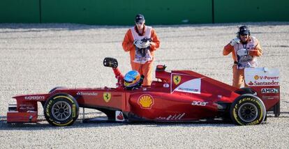 Fernando Alonso, tras salirse de la pista