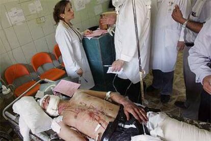 Un iraquí herido en una de las escaramuzas de ayer recibe atención médica en un hospital de Bagdad.