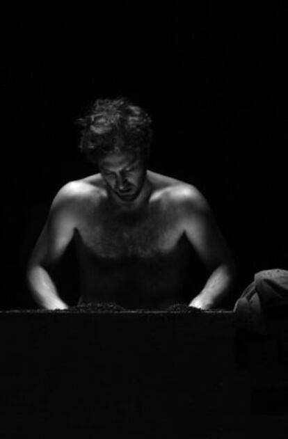 El actor Álex Gadea durante la obra.