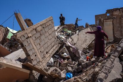 Varias personas buscan supervivientes entre los escombros de un edificio, en Mulai Brahim.