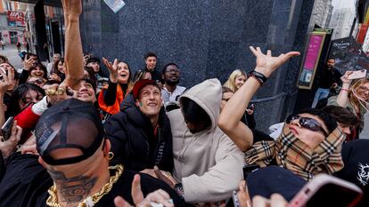 MADRID, 30/03/2023.- El rapero Yung Beef (c), rodeado de guardaespaldas, lanza billetes reales para promocionar su último trabajo, este jueves en el centro de Madrid. EFE/ Sergio Pérez
