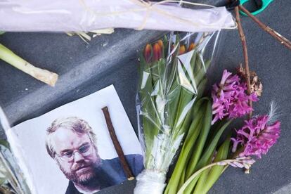 Una foto honra la memoria del actor Phillip Seymour Hoffman a las puertas de su apartamento en Manhattan.
