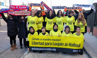 Protesta, organizada por Amnistía Internacional, ayer frente a la embajada de Arabia en Madrid por el encarcelamiento de Loujain al-Hatloul.