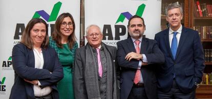 De izquierda a derecha, Susana Graupera, N&uacute;ria Vilanova, Jos&eacute; Ram&oacute;n Pin, Francisco Javier Zapata e &Iacute;&ntilde;igo de Barr&oacute;n, ayer, en la presentaci&oacute;n del informe sobre las juntas generales de las empresas del Ibex. 