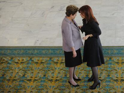 Dilma Rousseff y Cristina Fern&aacute;ndez charlan en Brasilia, en julio de 2011.