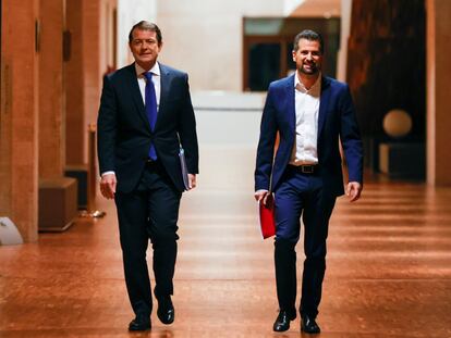 El candidato del PP a la presidencia de Castilla y León, Alfonso Fernández Mañueco (izquierda), y el candidato del PSOE a la presidencia de Castilla y León, Luis Tudanca, antes del debate electoral del 31 de enero en Valladolid.