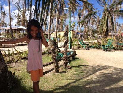 Una niña filipina usando uno de los teléfonos satelitales que TSF desplegó durante el tifón en 2013.