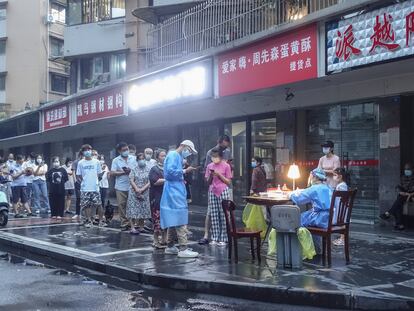 Cola para test de covid en la ciudad de Chengdu, en China, este viernes.