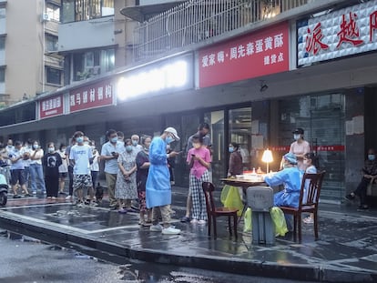 Cola para test de covid en la ciudad de Chengdu, en China, este viernes.