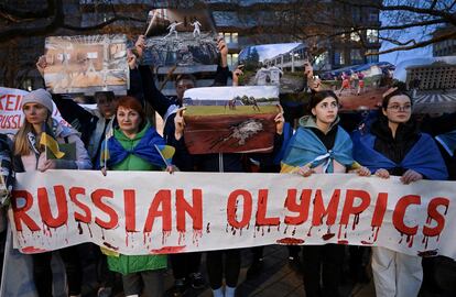 Refugiados ucranianos protestan contra la participación de rusos y bielorrusos en los Juegos de París 2024 en una visita de Thomas Bach a Alemania el pasado día 22.