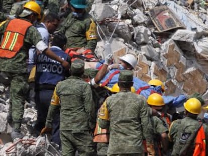 Al menos 238 muertos, entre ellos, más de 30 niños en una escuela, a causa de un fuerte sismo que ha sacudido con fuerza la capital del país y otros cuatro Estados